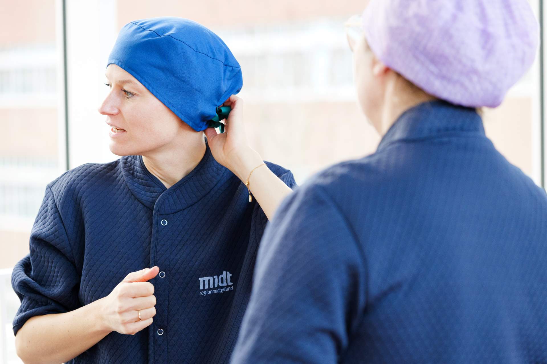 Projektleder Maria Højholt Jensen fremviser en tidlig prototype af flergangskosakhuen. Foto: Kenneth Sletten Christensen